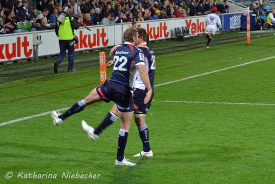 Während das Spiel schon voll im Gang ist, wärmen sich hier ein paar Spieler der "Rebels" am Seitenrand vor unserer Nase auf.