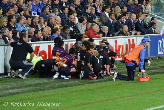 Kurz vor Halbzeit kamen diese Kids an den Rand des Feldes, welche dann in der Pause auf dem Feld ein wenig Rugby gespielt haben. Wahrscheinlich als Unterhaltung der Zuschauer....