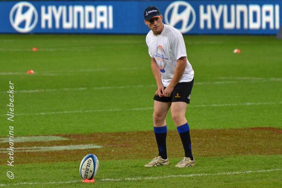 Hm..... sieht ein wenig so aus, als müßte dieser Spieler hier mal dringend auf die Toilette.  In der Pause wurden für irgend einen guten Zweck Tore geschossen.... Warum auch immer, dass blieb mir leider unklar.