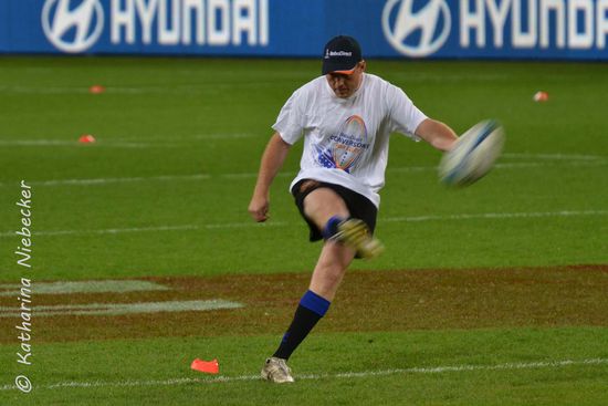 Er hat sich dann doch dazu entschlossen, den Ball zu schießen.....