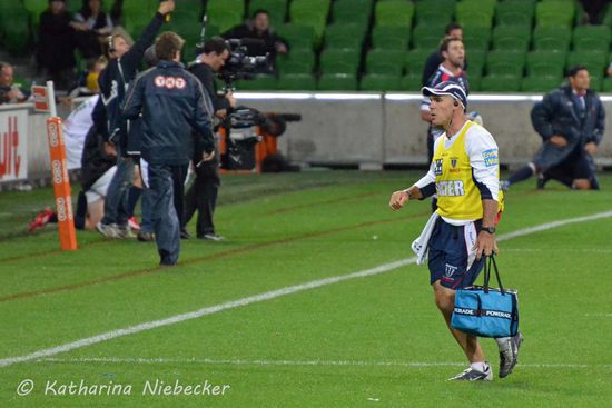 Und noch ein fleißiger Helfer, welcher Wasser an die Spieler verteilt....