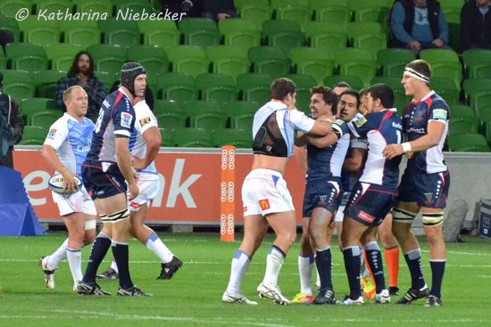 ....endete in einer Auseinandersetzung, welche einen Freistoß für die "Rebels" zur Folge hatte, welche nun in der zweiten Halbzeit in den Rückstand gefallen sind und schwer am kämpfen sind, wieder Anschluß zu finden.