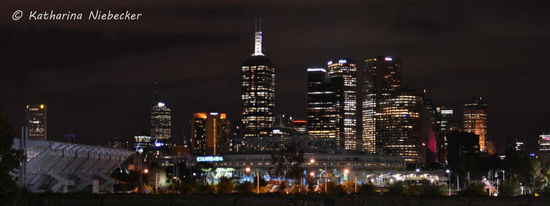 Zum Abschluß nun noch ein Blick auf Melbournes Skyline vom AAMI-Park aus gesehen. Müde ging es nach dem Sieg der Rebels wieder mit der Bahn nach Hause, welche hier an einem Freitag Abend nur in einem 30-Minuten-Takt fahren..... Was machen da all die Party-Süchtigen in der Nacht????