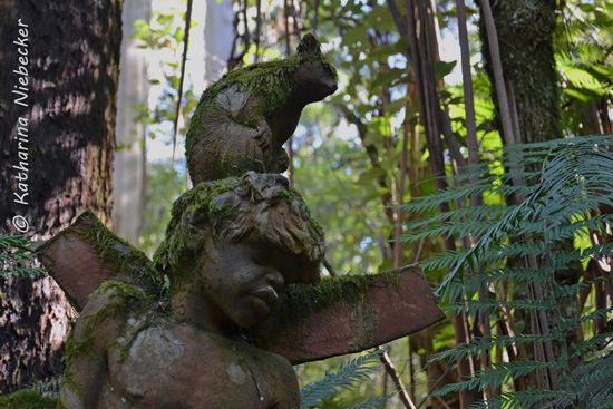 Neben der Darstellung von Aboriginals sind auch einheimische Tiere immer wieder zu sehen. Auf Grund des Alters dieser Figuren sind sie schon gut überwachsen, was ihnen einen mystischen Touch gibt.