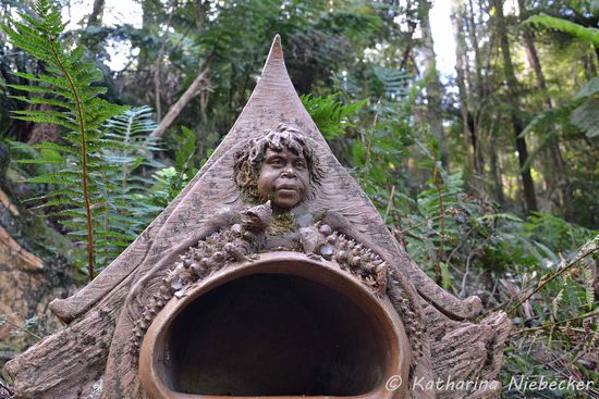 Zum Abschluß noch etwas, was mir fast am besten gefallen hat. Die Abbildung eines Aboriginal-Kindes mit zwei Thorny-Devils. Man kann sagen was man will, aber wirklich hübsch sehen viele Darstellungen der Aboriginals nicht aus. Hier sei aber darauf bedacht, das die Auslegung von hübsch relativ ist.