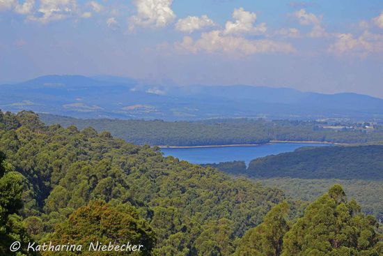 Das letzte Bild mit meiner Kamera - ein Blick über die Dandenong Ranges, Silvan Reservoir und Yarra Valley National Park (die Berge im Hintergrund)