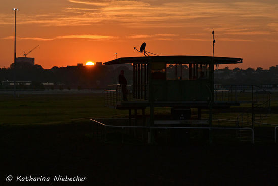 Eins der drei Häuschen für die Trainer, die dort ihren Morgen mit Kaffee trinken und Schwätzchen halten verbringen, während sie ab und an Anweisungen an die vorbei kommenden Reiter geben und beobachten, was die so machen.
