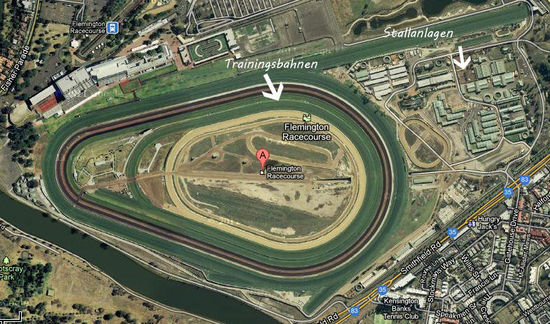 Ein Blick mit Google auf die Anlage. Rechts oben befinden sich die ganzen Stallanlagen. Es gibt insgesamt 6 unterschiedliche Trainingsbahnen und die Grasbahn für die offiziellen Rennen. In der Mitte befindet sich die kleine und große Sandbahn (die ockerfarbenen Bahnen in der Mitte), darum verläuft die innere Grasbahn. 
Weiter außen kommt zuerst die Steeplechase-Grasbahn (da stehen aber keine Hindernisse), dann die "Pro-Ride"-Bahn (die innere dunkle Bahn) und dann die "Dirt"-Bahn (dunkle Sandbahn). Abschließend außen die Gras-Rennbahn.