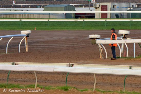 Hier in Flemington wird viel auf Sicherheit gegeben. Hier sieht man einen der Securities, welcher an der großen Sandbahn steht und den Reitern sagt, ob jemand auf der großen oder kleinen Sandbahn vorbei galoppiert kommt, bevor man diese überqueren kann. Somit sollen Unfälle beim Übergang sogut es geht vermieden werden.