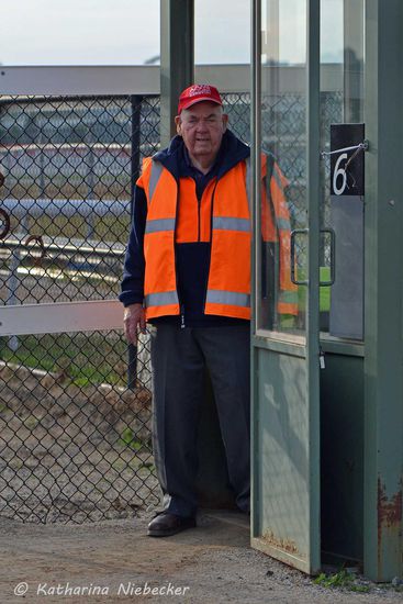 Des weiteren darf man unsere fleißige Security nicht vergessen - hier passt Jack am Tor zum Tunnel auf. Sobald ein reiterloses Pferd auf der Rennbahn umher irrt, werden hier die Tore geschlossen, wodurch sich automatisch neben den Toren kleine Auffang-Paddocks öffnen. Die meisten losen Pferde versuchen nach Hause zu laufen und kommen dadurch direkt in diese Absprerrungen, wodurch man sie leicht einfangen kann.
