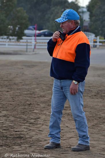 Auf der anderen Seite steht Terry, der hier aufpasst, dass alles nach Recht und Ordnung verläuft. Unter anderem kontrolliert er auch die Reithelme, Sicherheitswesten und Reitschuhe auf die Standards.