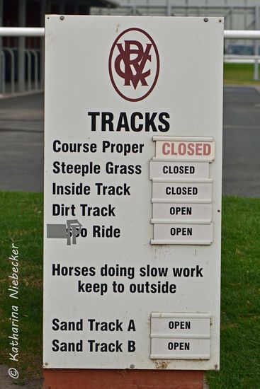 Damit auch jeder Trainer weiß, welche Trainingsbahn benutzbar ist, gibt es am Eingang zum Tunnel eine Übersicht.