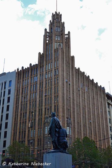 Der Blick auf eines der vielen Gebäude an der Swanston Street.