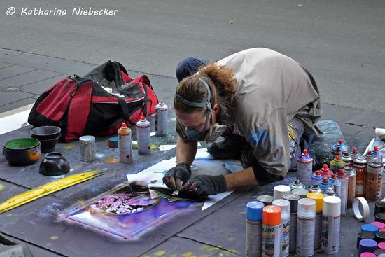 Ein Künstler auf dem Bürgersteig der Swanston Street, welcher wunderschöne Bilder mit Sprühdosen kreiert.