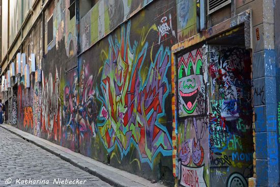 Wer ein gutes Motiv hat, kann einfach über die alten drüber malen. Es gibt aber einige, die so gut sind, dass sie sich schon seit langer Zeit gehalten haben. (wie z.B. der Riesenkrake) Leider gibt es immer wieder Menschen, die diese Kunstwerke trotzdem ruinieren müssen, indem sie sie beschmieren und reinschreiben....