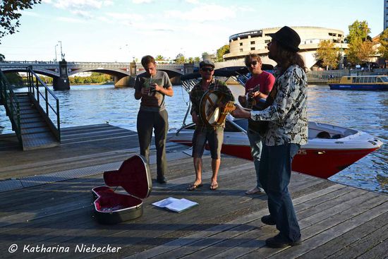 "Straßenmusiker" der Moderne - man fährt mit dem Motorboot vor und spielt ein wenig Musik an der Fluß-Promenade, was definitiv eine gute Einkommens-Stelle war, auch wenn die Jungs hier nur angehalten haben, um sich ein paar neue Flaschen Bier zu kaufen. Das Geld dafür hatten sie innerhalb kürzester Zeit eingespielt.