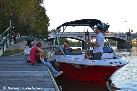 Nach getaner "Arbeit" wird hier das Bier genossen und noch ein wenig Musik gespielt.....
