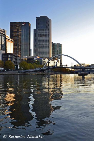 South Yarra am Ufer des Yarra-Rivers im Schein der untergehenden Sonne....