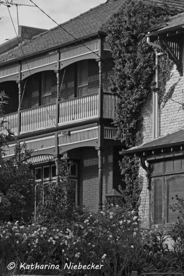 Viele der alten Gebäude in Melbourne haben diese Art Veranden aus Holz......