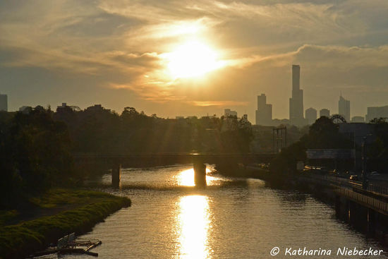 Einmal mehr die Skyline von Melbourne in der herbstlichen Sonne am Yarra-River.