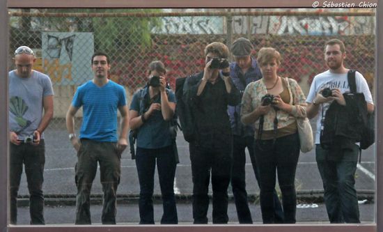 Ein Beispiel für Melbournes Spiegelfronten - ein Gruppenfoto als Spiegelung. Ein Großteil der neuen Bauten und Hochhäuser bestehen aus Glasfronten....