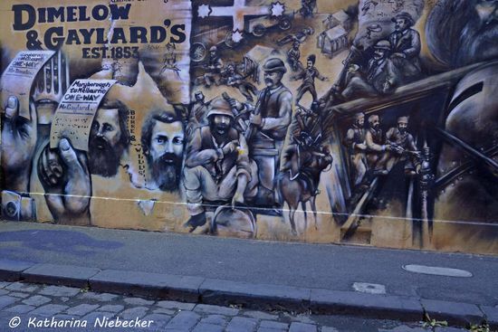 Hier in Richmond gibt es eine kleine Straße mit einer einer Häuserwand, wo eine Art "Time-Line" von Melbourne dargestellt wurde, mit all seinen wichtigen Höhepunkten und Merkmalen...