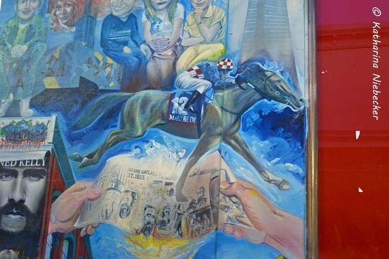 Abbildung der Superstute "Makybe Diva", welche den Melbourne Cup dreimal in Folge gewinnen konnte. Leider war es schon zu dunkel, um weitere gute Aufnahmen dieser tollen Hauswand zu machen.