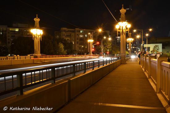 Die Brücke mit Abendbeleuchtung an der Church Street.