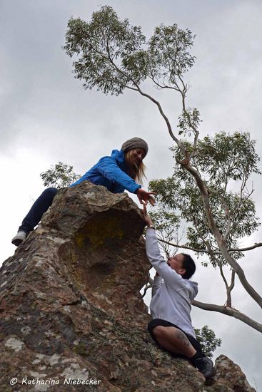 Das ist aber nicht nett - anstatt zu helfen, versucht Grit dort Michas Hand wegzunehmen..... 
