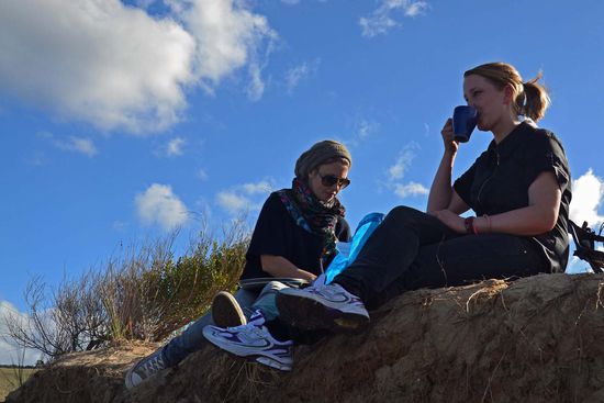 Grit bereitet das Essen vor, während Kerstin schon einmal den Ingwertee genießt....