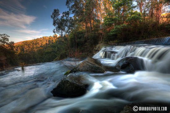 Ja... das sind schon wahre Kunstwerke in meinen Augen.... Sieht sehr surreal aus, fast wie gemalt, doch es ist lediglich der ND-Filter und die Langzeitbelichtung, welche diesen Effekt hervorrufen.
copywrite marroniphoto.com