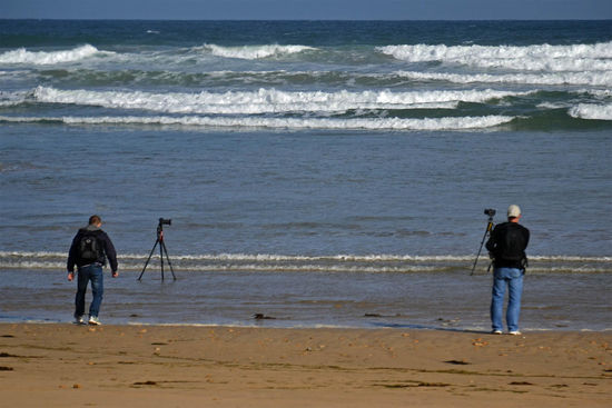 Zwei Fotografen in Aktion - Marco und Sodad sind da wohl ein wenig wasserscheu...  ganz im Gegensatz zu ihren Kameras, welche den Wellen standhalten, während die beiden hier zurückweichen.....
