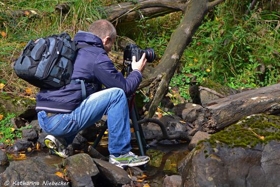 Der Fotograf höchst konzentriert bei der Arbeit...... Da werden auch schon mal die Füße nass, wenn man von den rutschigen Steinen abkommt...