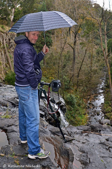 Bei solch einem ständigen Wechsel der Wetterbedingungen muß man halt vollen Einsatz zeigen - sprich man hält die Kamera mit einem Regenschirm trocken....