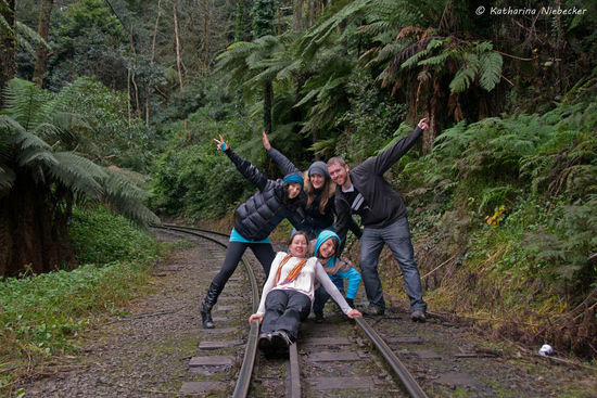 Gruppenfoto auf den Bahngleisen...... Gut, dass man die Dampflok hört, bevor sie hier vorbei kommt..... 