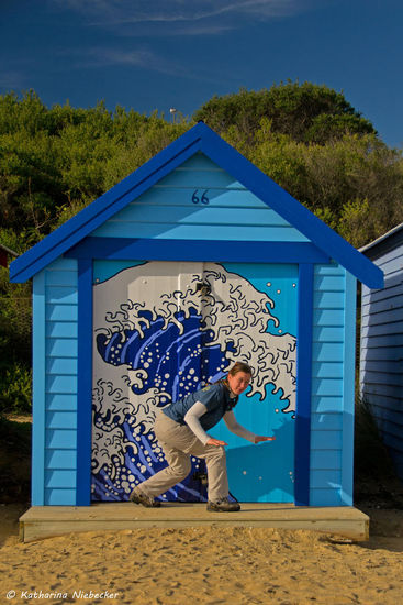 Tja... eine tolle Welle, doch ich glaube, ich bin nicht die geborene Surferin...... Mit der Position hat es nicht wirklich gut geklappt. Wenn schon nicht im Trockenen, wie soll es dann erst im Wasser funktionieren?