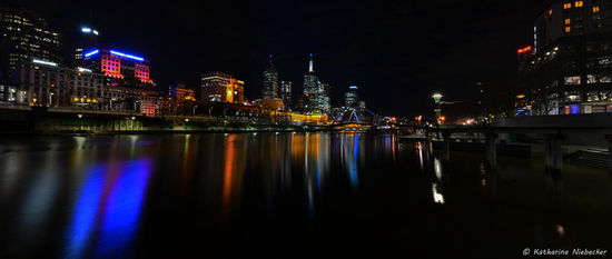 Mein geliebtes Melbourne bei Nacht mit Blick über den Yarra River als Panorama....... Wie ich diese Stadt einfach nur mag!!! 
Auch hier zeigt sich, dass ich ein wenig was von Marco gelernt habe....  Dazu gilt auch ein großer Dank an mein Geburtstagsgeschenk zum Zusammensetzen von Panoramas: Kolor AutoPano Pro! Kann ich nur empfehlen... Danke!