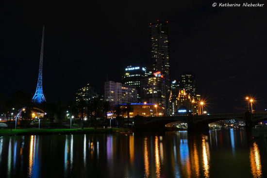 City view von der Ostseite des Yarra Rivers auf Southbank mit seiner Hochhäusern und dem Mini-Eifelturm...... Quasi der Blick vom Federation Square, dem einzigen großen Platz in Melbourne.