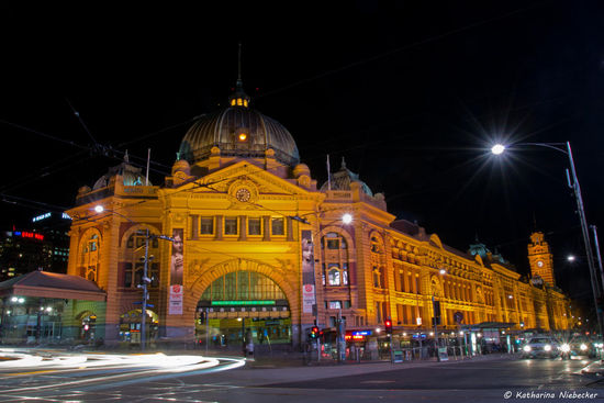 Die bekannte Flinders Street Station von Melbourne bei Nacht......