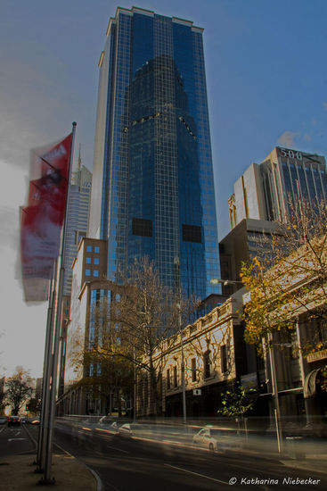 "Alt" trifft auf "Moderne" - überall in der Innenstadt sind die Hochhäuser wie Pilze aus dem Boden geschossen. Zwischendrin sind immer noch alte Häuser im viktorianischen Stil oder alte Terrassenhäuser zu finden.
Hier spiegeln sich in der Glasfassade die zwei Rialto-Towers, wovon der höhere immerin 253 Meter erreicht und somit zu den höchsten Gebäuden in der Stadt zählt.