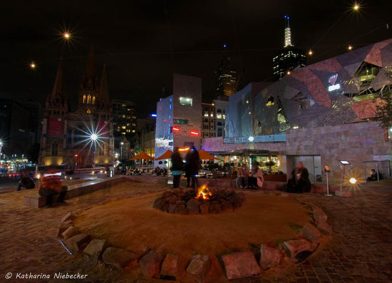 Im Winter gibt es eine Feuerstelle auf dem Fed. Sqare - hier noch der Blick auf die St. Pauls Cathedral (links) und einem Teil der abstrakten Gebäude vom Fed. Sqare (rechts).