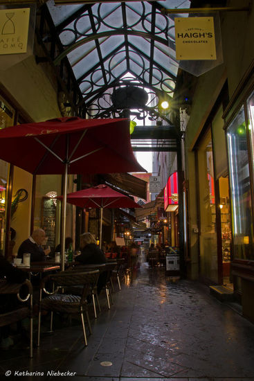 Der Blick auf "Block Place" - einem Hintereingang zur "Block Arcade" - eine gemütliche kleine Gasse, wo sich ein Restaurant neben dem anderen tummelt..... Ein Hauch von Brüssels Fressgassen-Viertel, aber wirklich nur eine winzige Erahnung davon.....