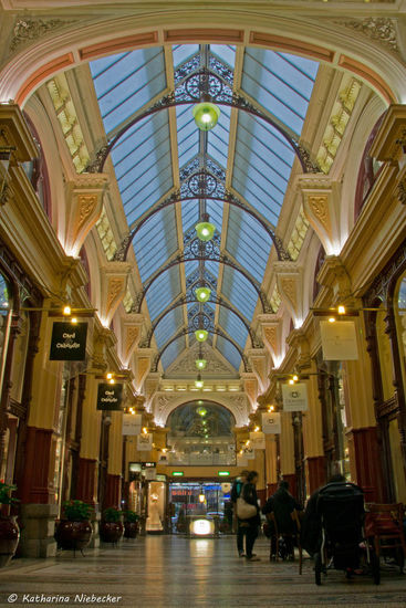 "Block Arcade" - hier der Blick zum Ausgang an der Elisabeth Street. Sie ist Melbournes prunkvollste Einkaufs-Arkade und wurde 1893 fertig gestellt.