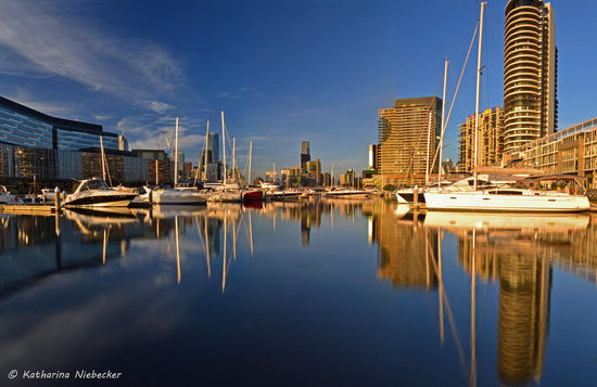 "Harbour City" - Hier im Schein der Spätnachmittagssonne im Winter....
Zur linken Seite gehört es zum Stadtteil "Docklands" - zur rechten Seite befindet sich "South Wharf"