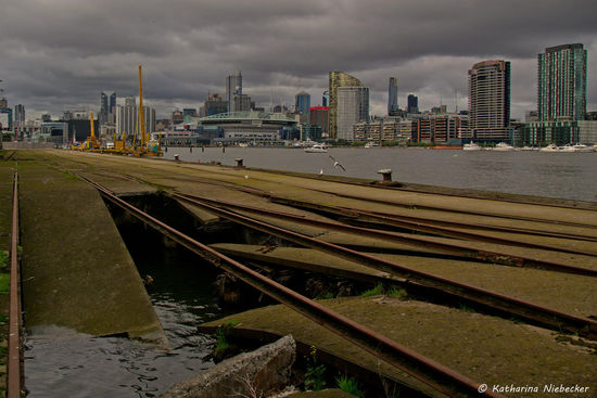 Hier zeigt sich hervorragend, wie Altes auf Modernes trifft - Während die Häuser an den Docklands weiter wachsen und wie die Pilze aus dem Boden schießen, verrottet dieser alte Hafenanleger vor sich hin und zerfällt.... Und keinen interessiert es... Anstatt das Gelände, welches u.a. auch aus Asbest besteht, abzureißen, wird es von Security-Männern bewacht....