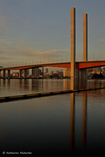 Die "Bolte Bridge", welche das nördliche Melbourne mit dem südlichen Melbourne über den Yarra-River verbindet. Sie gehört jedoch zum gebührenpflichtigen "City-Link" (Maut-Autobahn).