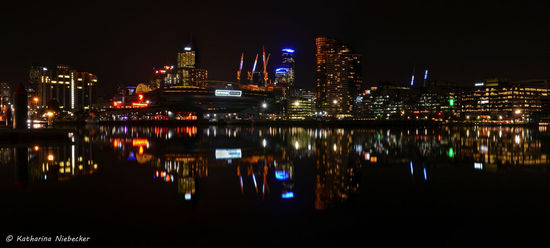 Ein Panorama der Skyline an den Docklands bei Nacht - kunterbunt wie ein hell erleuchteter Weihnachtsbaum.....