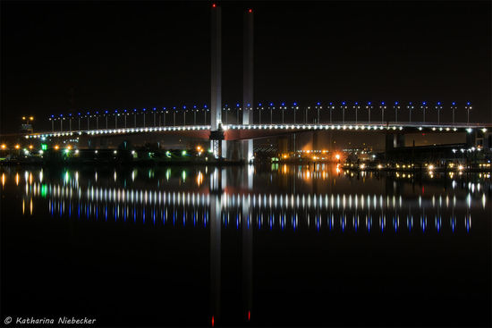 "Bolte Bridge" bei Nacht - wunderschön beleuchtet.......