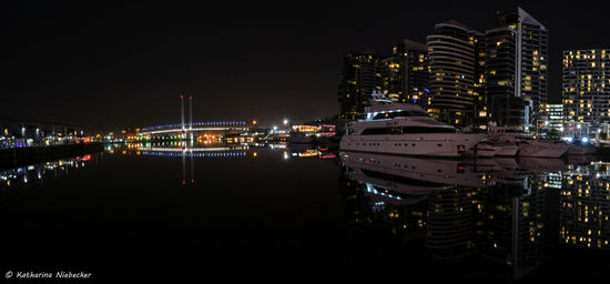 Der Blick vom Central Pier über das Hafenbecken bei Nacht mit der Bolte Bridge im Hintergrund.....