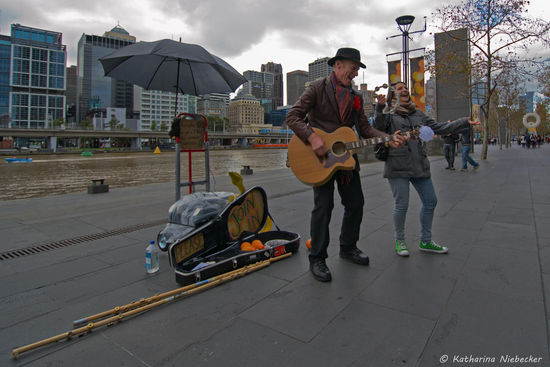 "Please Join In" - "The lions sleep tonight..... O iiii wimowee...." - dieser Street Artist hatte den Fun-Factor absolut auf seiner Seite! What a great man!